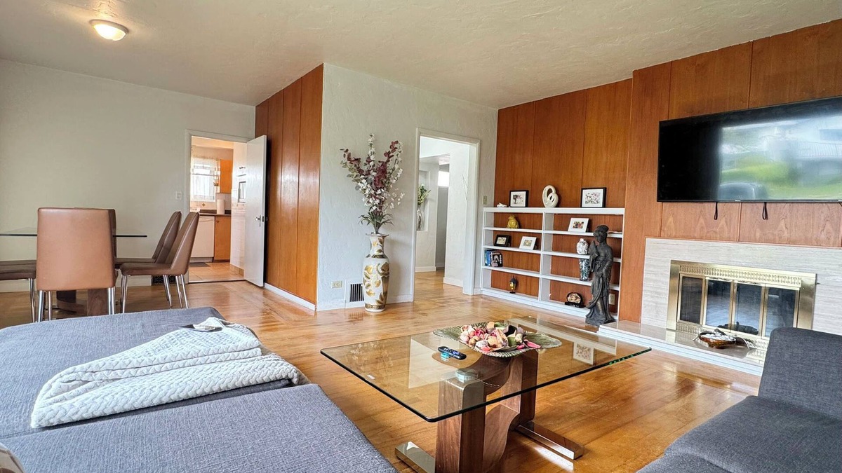 Renfrew-Collingwood House | Cheerful 2 Bedroom with spacious Living & Dining - Central Vancouver