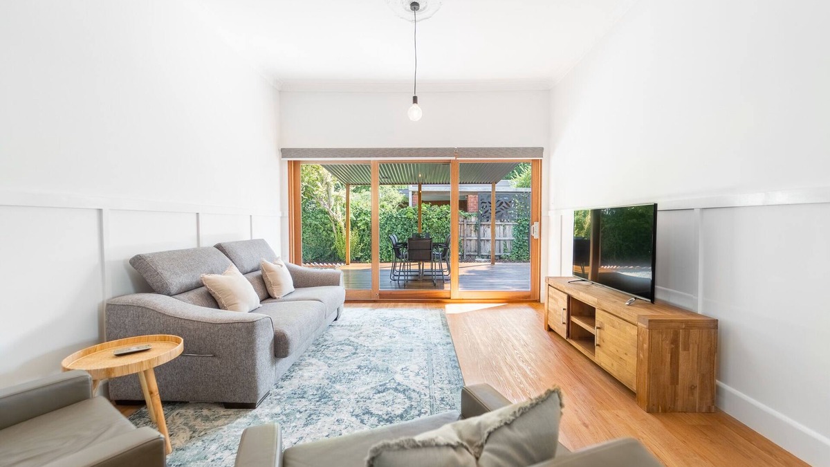 Bendigo House | Cheerful 2 BR 2 BA home opposite friendly cafe/pub