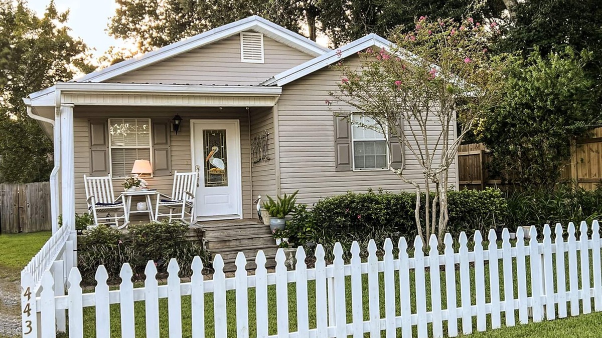 Ocean Springs House | Cheerful 2 BR Bungalow Downtown Ocean Springs