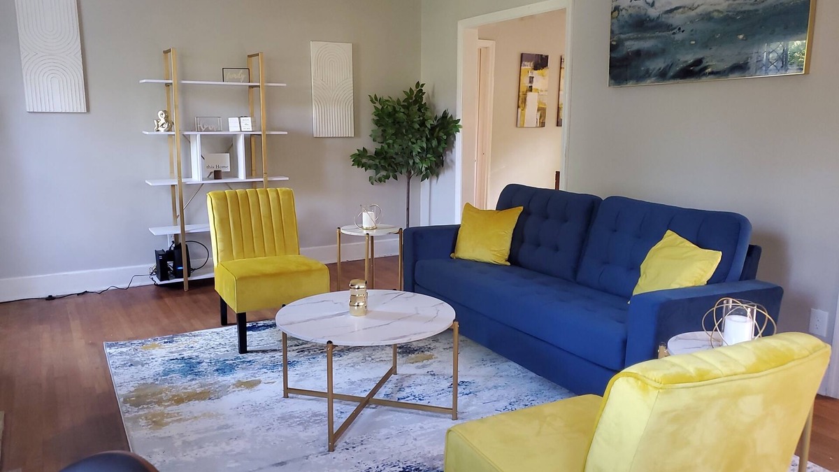 Montgomery House | Cheerful 2 BR Near Colleges, Downtown, Attractions