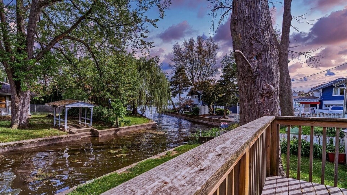 Lake Catherine House | Cheerful 3 bdrm home next to the lake, with free parking on premise