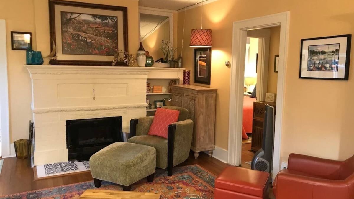 West Seattle House | Cheerful 3 Bdrm w/Kitchen & LR in West Seattle