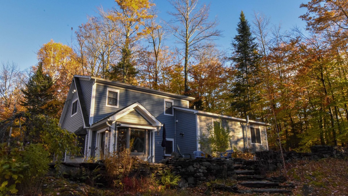 Warren House | Cheerful 3 bed/2.5 bath home w/hot tub - sleeps 9