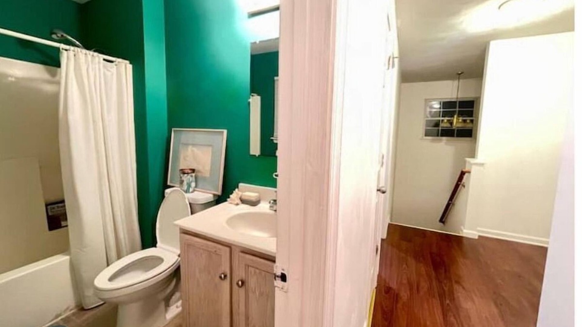 Cave Spring House | Cheerful 3 bed house with fast Wi-Fi & parking