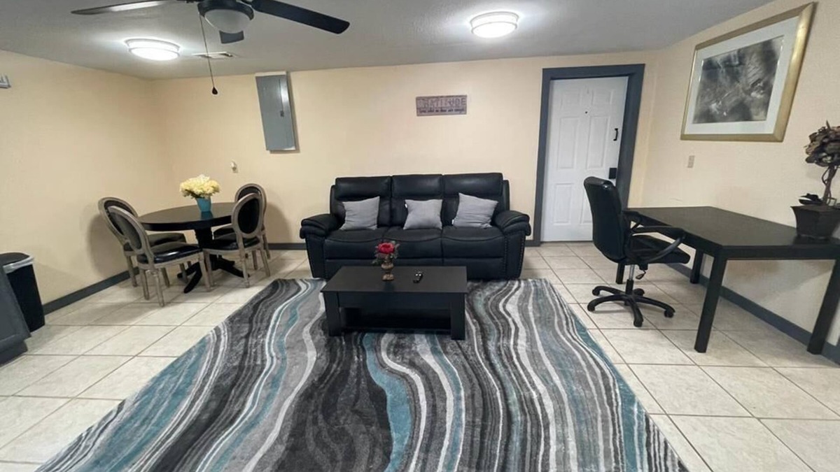 Oak Park House | Cheerful 3 Bed Room Residential home in a Quiet City, Lyons GA