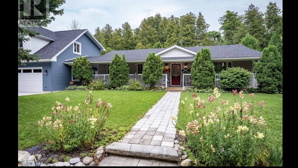 Port Elgin Cottage | Cheerful 3 Bedroom Cottage 2 Minute walk to the Beach on Beautiful Lake Huron