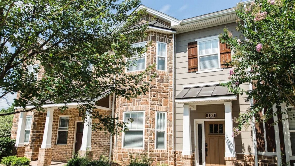 Cornerstone House | Cheerful 3 bedroom house with parking on site