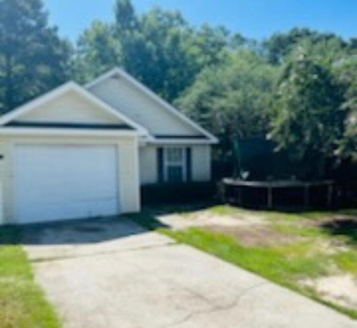 Dothan House | Cheerful 3 bedroom house with fireplace!