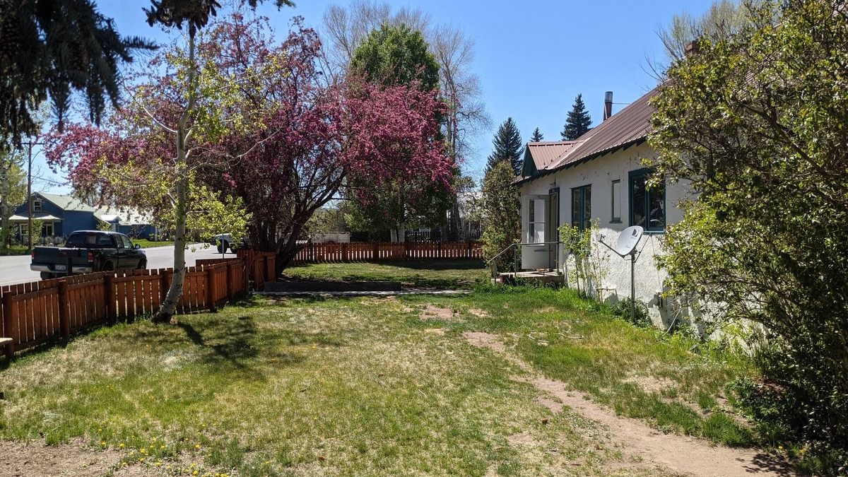 Gunnison House | Cheerful 3 bedroom in convenient location with a hot tub.