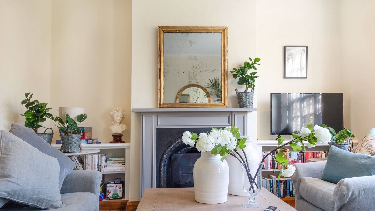 Garden Suburb House | Cheerful 3 bedroom luxury house with garden