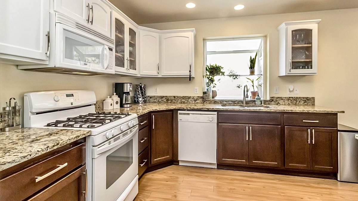 Murphys Corner House | Cheerful 3 bedroom Rambler near Boeing and Costco