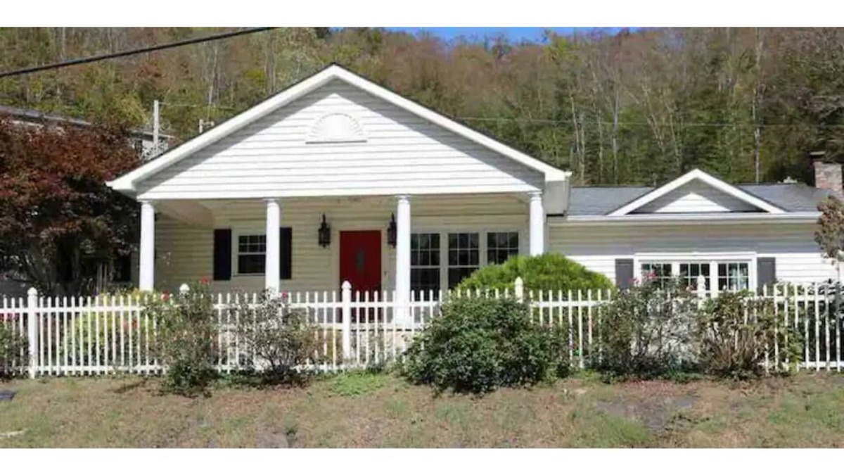 East Point House | Cheerful 3 Bedroom Residential Home