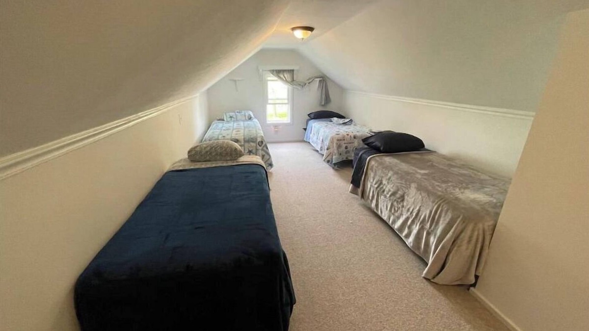 Battle Creek Cottage | Cheerful 3 Bedroom Cottage Getaway w/Lake Access