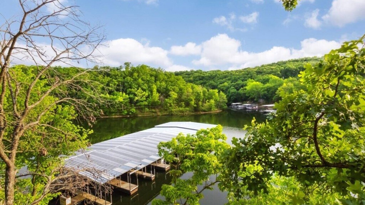 Osage Beach Villa | Cheerful 3-Bedroom Villa Sleeps 8 With Public Pool