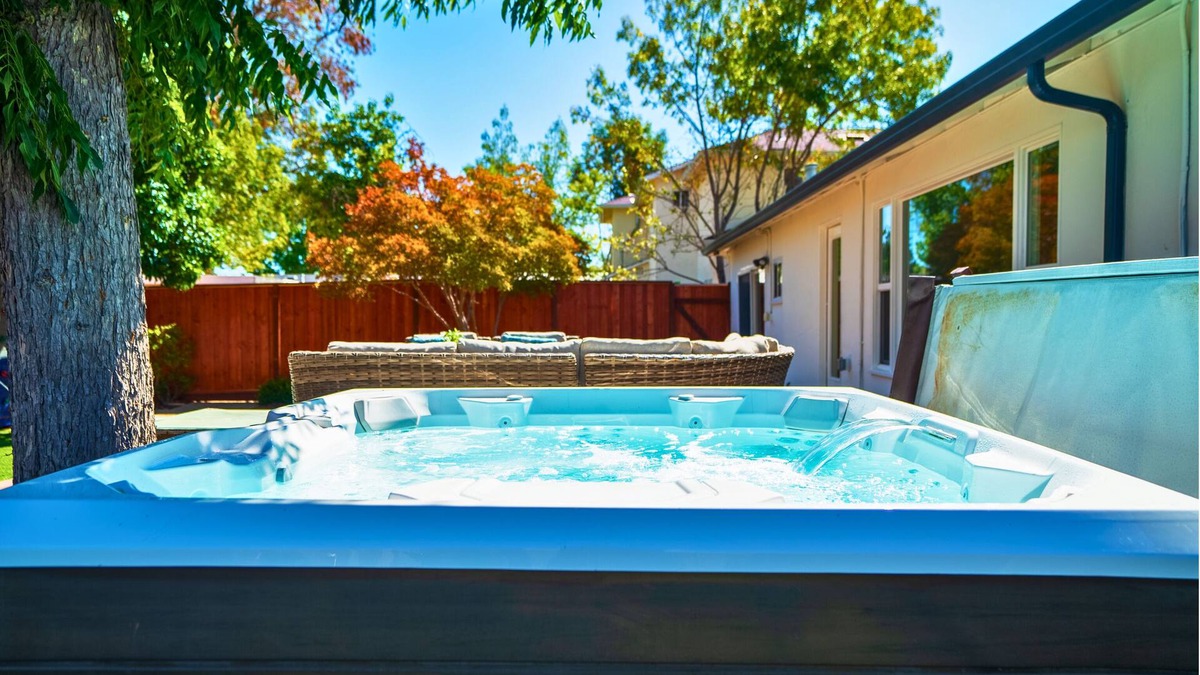 San Tomas House | Cheerful 3BR - Bar, Jacuzzi & Kids Treehouse