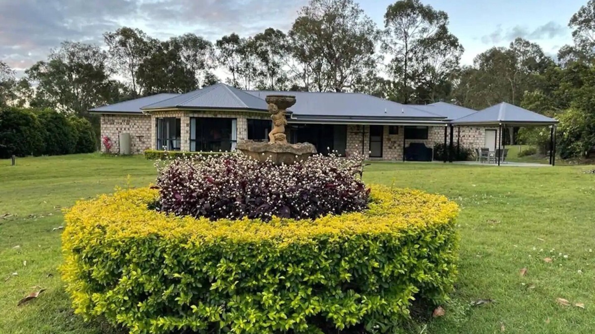 Greenbank House | Cheerful 4-bedroom Acreage Holiday Home