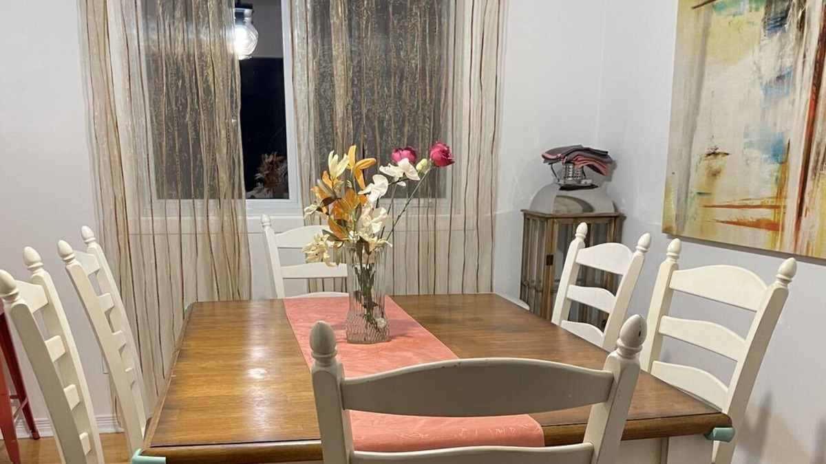 Brossard House | Cheerful 4-bedroom Bunglow with free parkings and best location