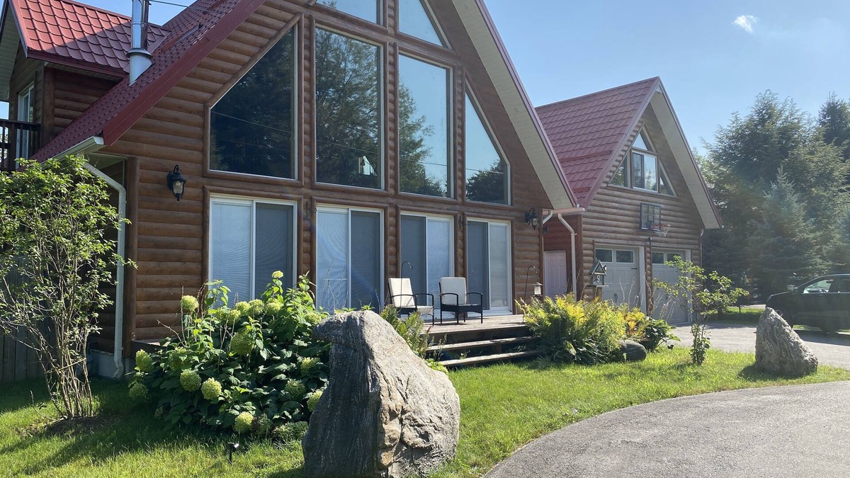 Tiny Cottage | Cheerful 4 bedroom cottage retreat, close to beach
