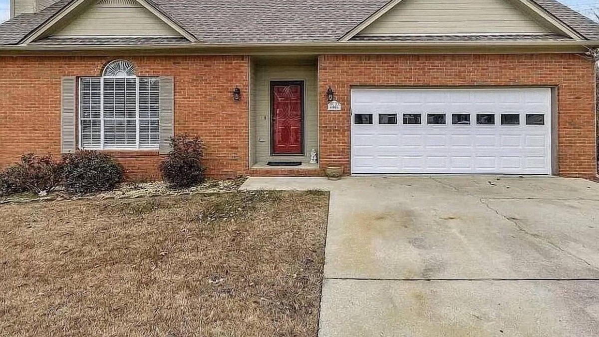 Pelham House | Cheerful 4-Bedroom Home with Master on 1st Level