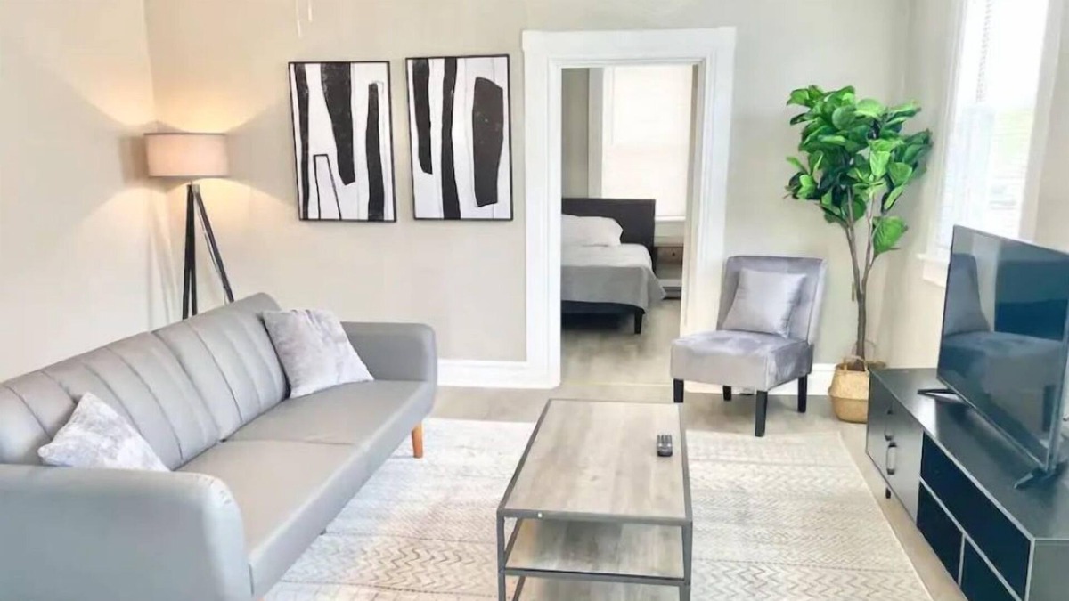Piqua House | Cheerful 4-bedroom home with fire pit