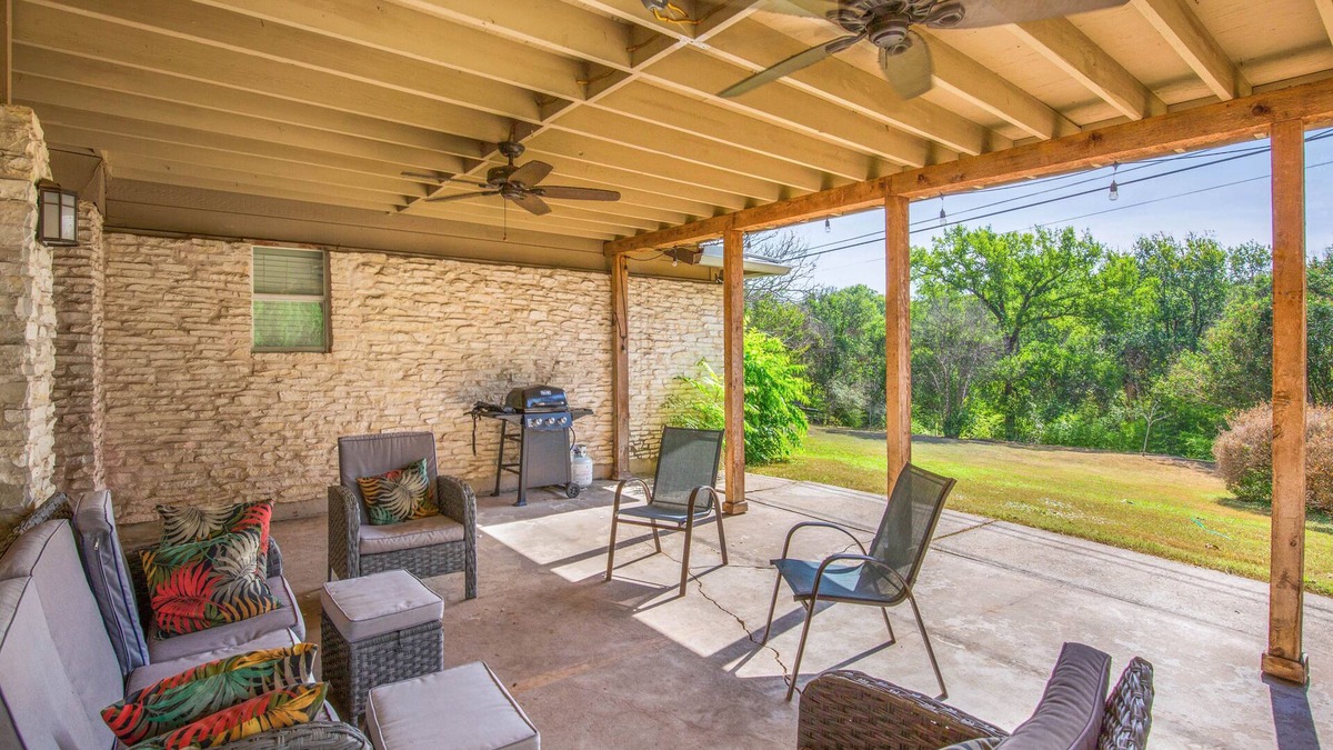 University Hills House | Cheerful 4 bedroom house with sprawling backyard