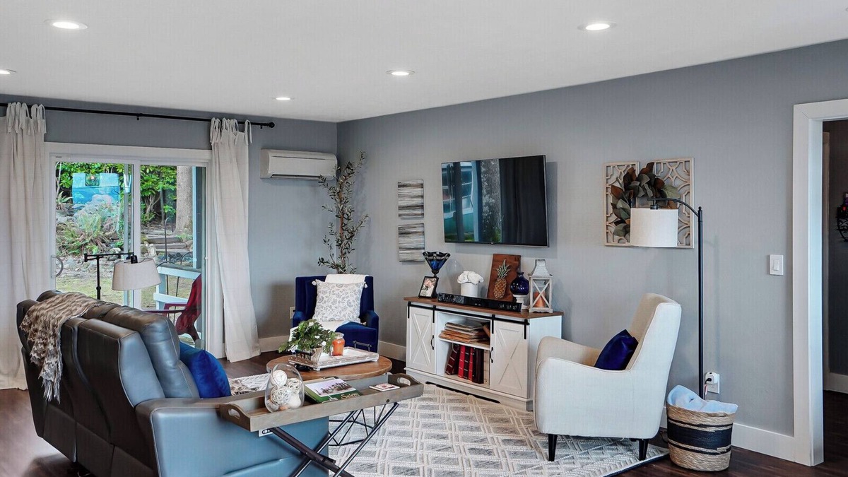 West Salem House | Cheerful 4bed, 2bath deck w/city views PetFriendly!
