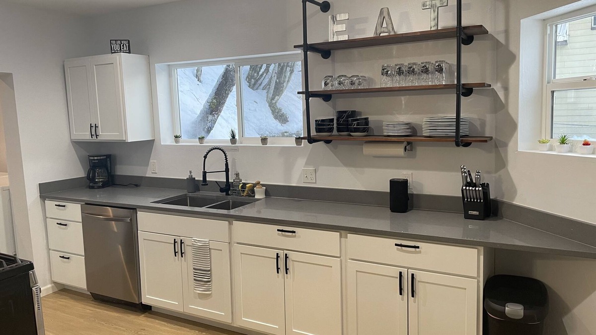 Wallace House | Cheerful 5 Bed/2 Bath Home < 3 blocks to Downtown