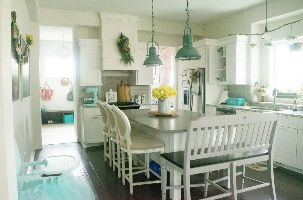 Minnetonka Villa | Cheerful 5 bedroom with indoor fireplace