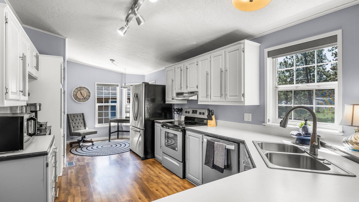 Southwest Bend House | Cheerful and Cozy Home 10 minutes from Downtown Bend…super close to the Old Mill