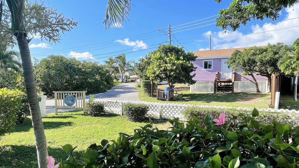 Spanish Wells House | Cheerful Bahamian Pad. Walk to Beaches, Bars, Restaurants, Grocery-Liquor stores