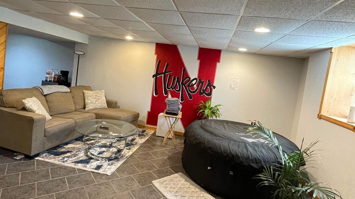 Beatrice House | Cheerful Basement 1 Bedroom with Hot Tub