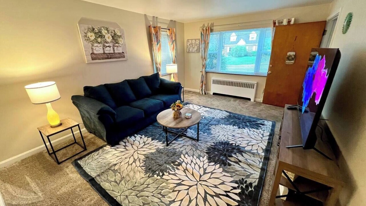 Westwood Apartment | Cheerful Bright Apartment 9 minutes to Dwntwn