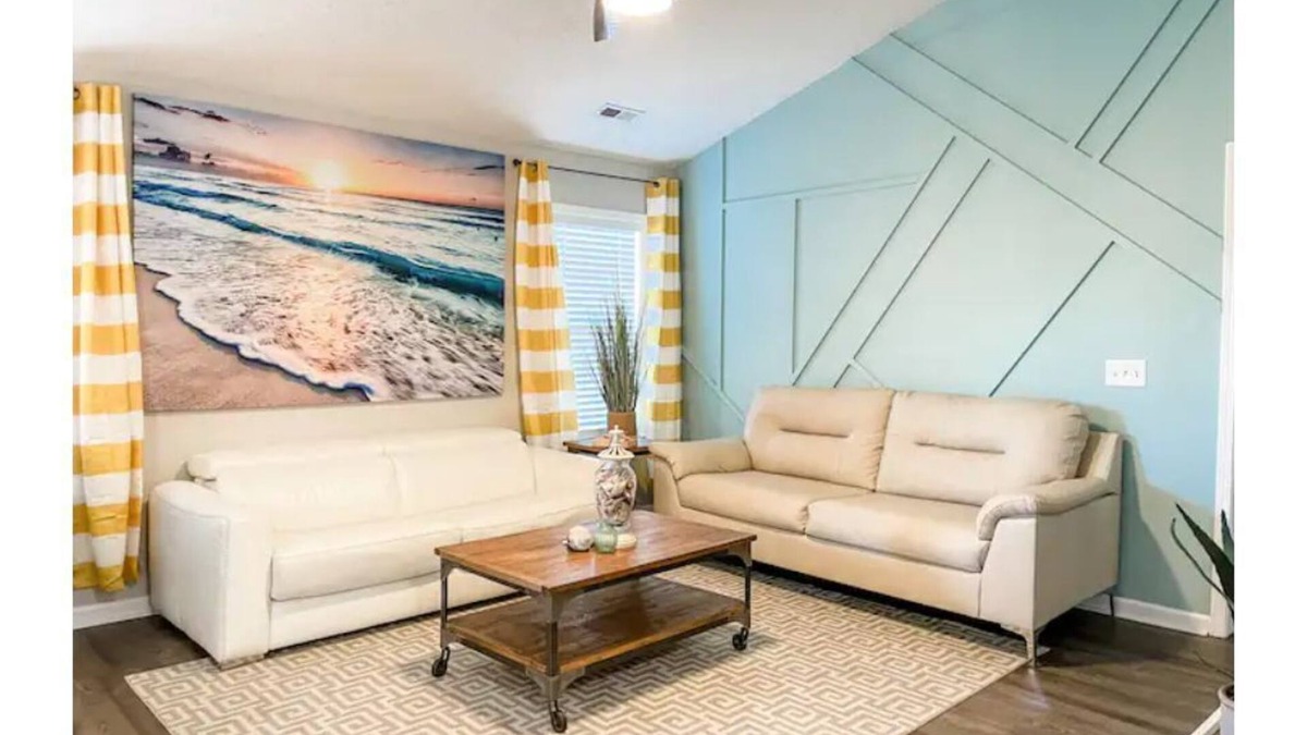 Murraysville House | Cheerful Coastal Cottage, Minutes to the Beaches