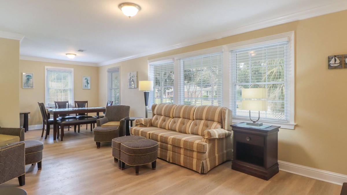 Gulfport House | Cheerful Coastal Home. Close to Beach, 4Br/2Ba, Sleeps 13 guests