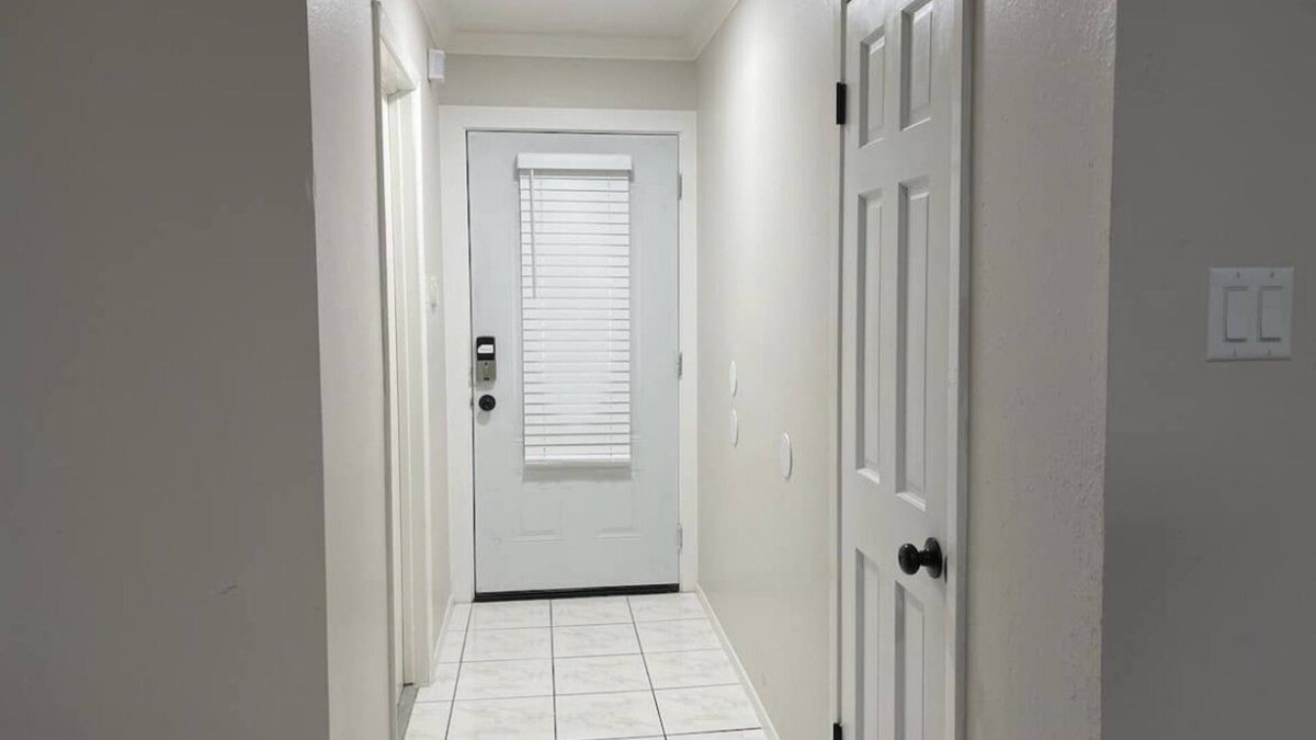 Mission Bend House | ❤Cheerful & Comfy ~ Fireplace ~ Backyard ~ Parking