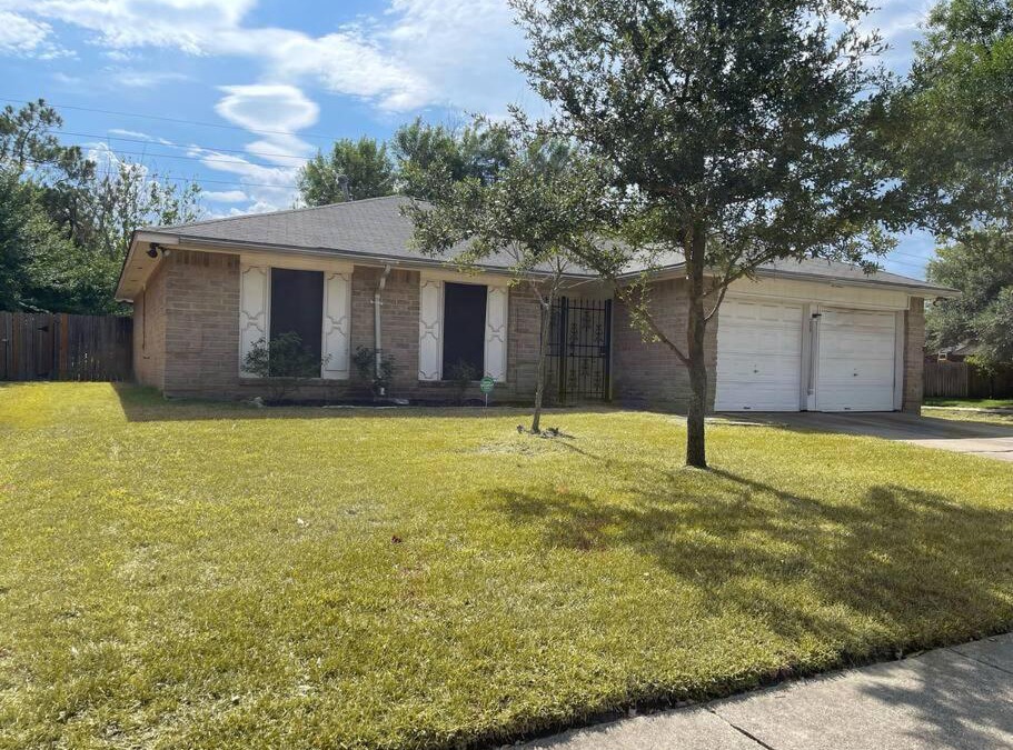 Mission Bend House | Cheerful & Comfy, Fireplace, Backyard, Parking