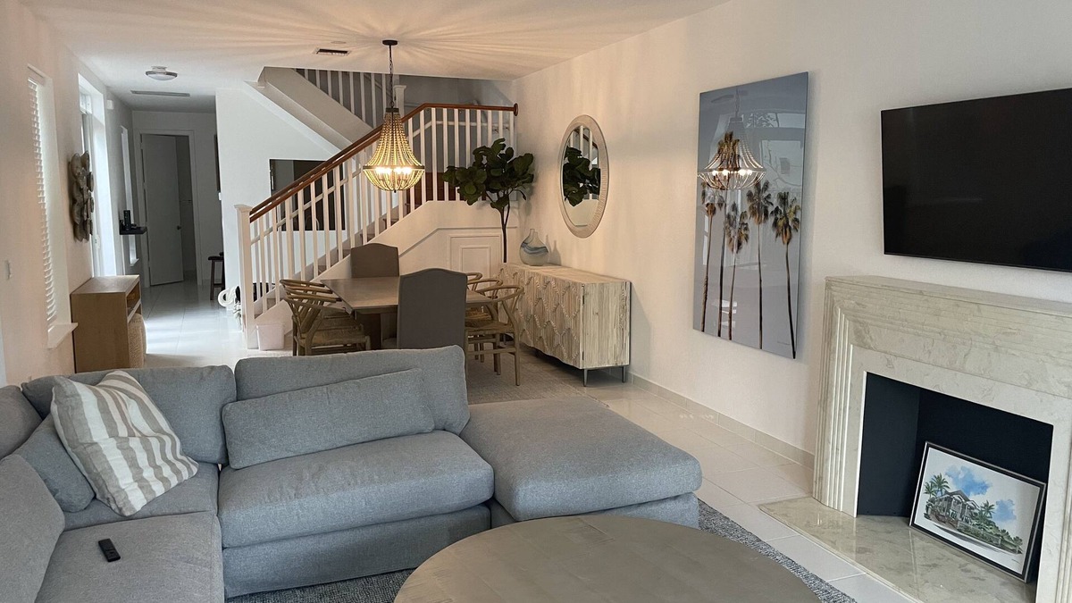 Colee Hammock House | Cheerful Comfy 3 Bedroom Town House at Las-Olas