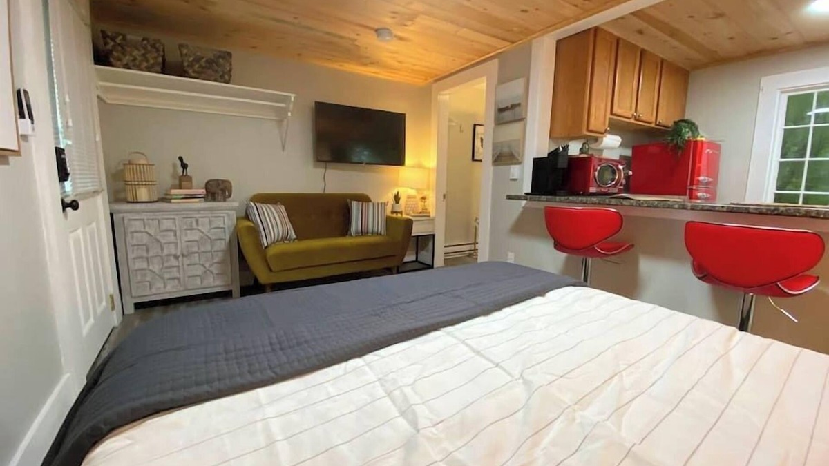 Edgecomb Cottage | Cheerful Cottage Close to Everything 12