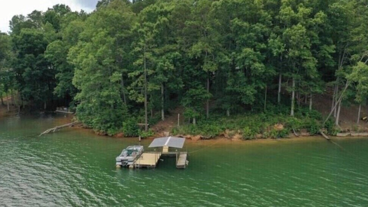 Fair Play Cottage | Cheerful cottage on a lake, Covered Dock, 3BD, 2BA