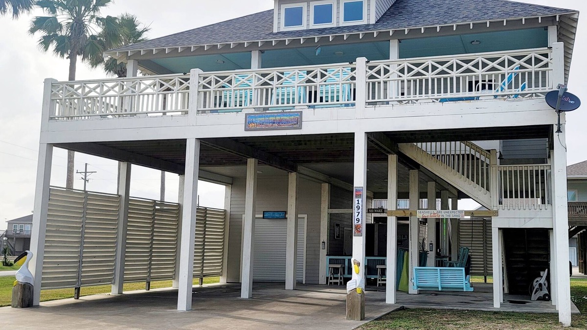 Crystal Beach Cottage | Cheerful Cottage with Breathtaking Views of the Gulf