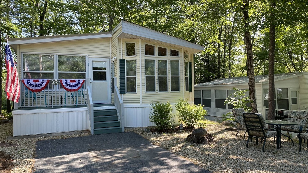 South Casco Cottage | Cheerful cottage with All inclusive family fun!