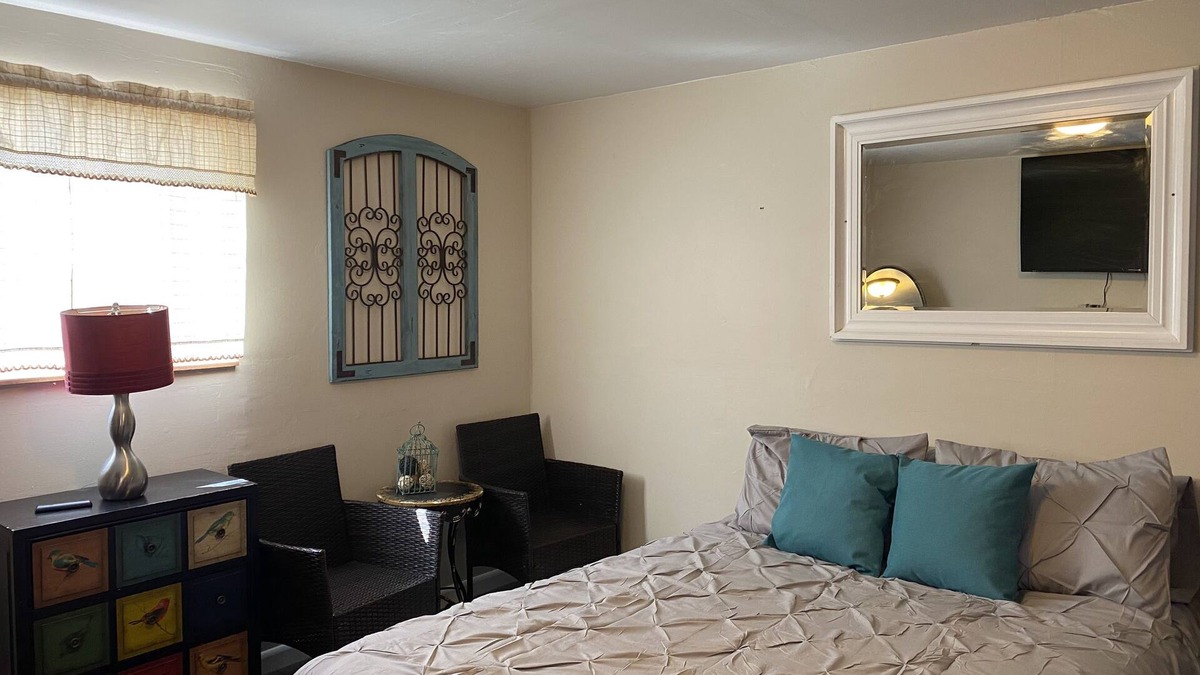 Pueblo Cottage | Cheerful Country Cottage with free parking on premise !