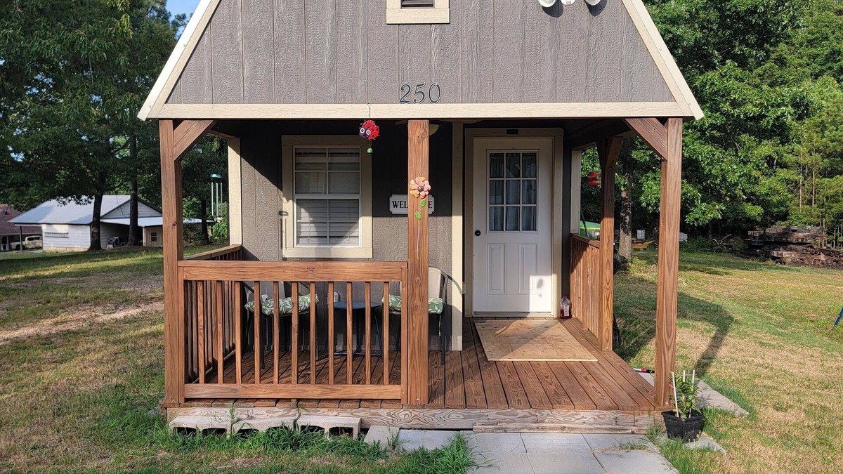 Bauxite Apartment | Cheerful Country Tiny Home!