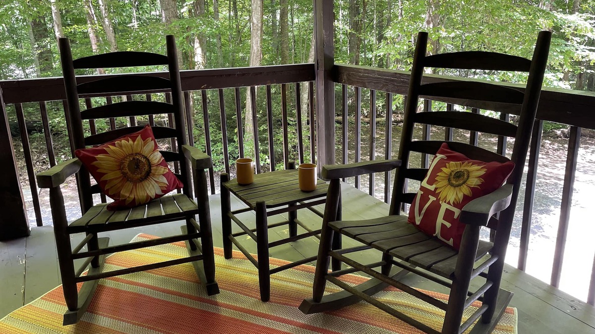 Cosby Cabin | Cheerful & Cozy 2BD/2BA Cabin. Amazing rates for your visit!