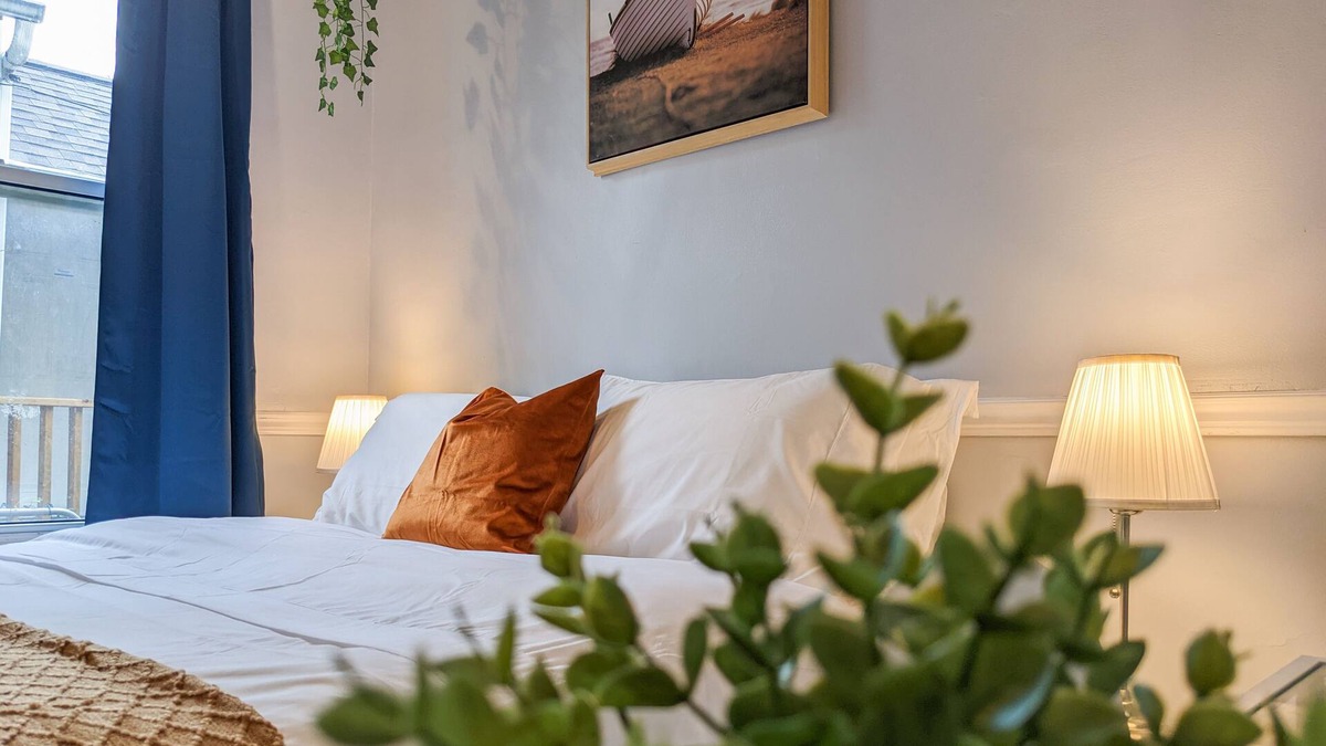 Windsor House | Cheerful & cozy downtown 2bdr with free parking