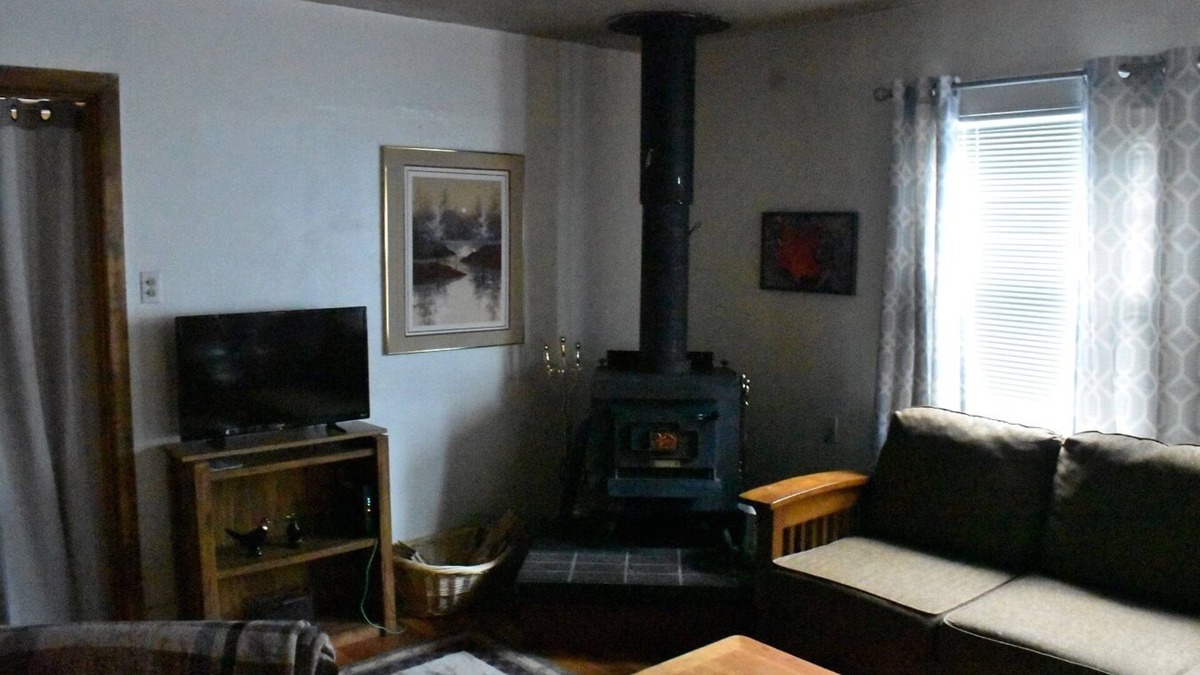Fall River Mills House | Cheerful & Cozy 3 Bedroom Plus Residence