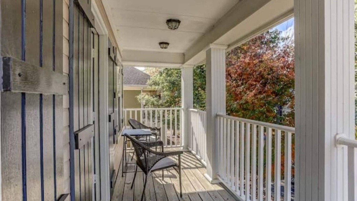 Memphis House | Cheerful Downtown 2 bedroom with private backyard