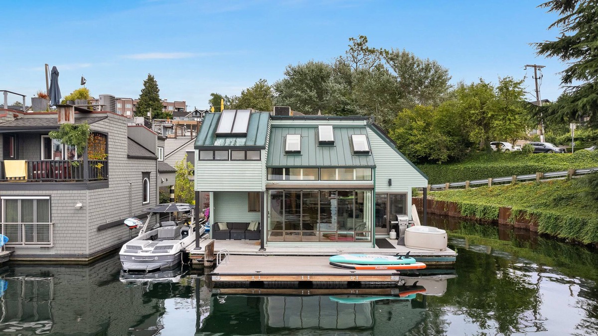 Seattle Boat Rental | Cheerful floating home with hot tub