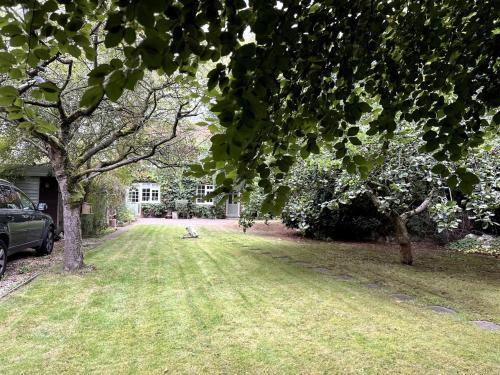 Besthorpe House | Cheerful Four Bedroom Cottage with Spacious Garden