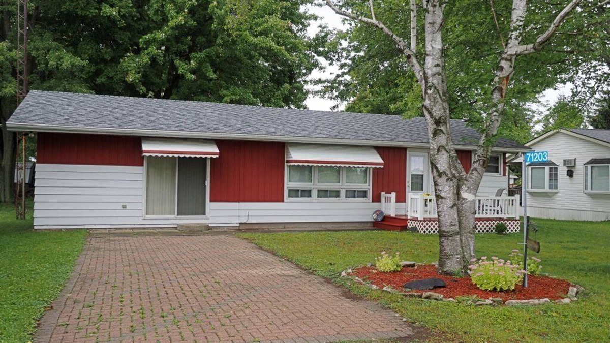 South Huron Cottage | Cheerful Grand Bend cottage steps to the beach!